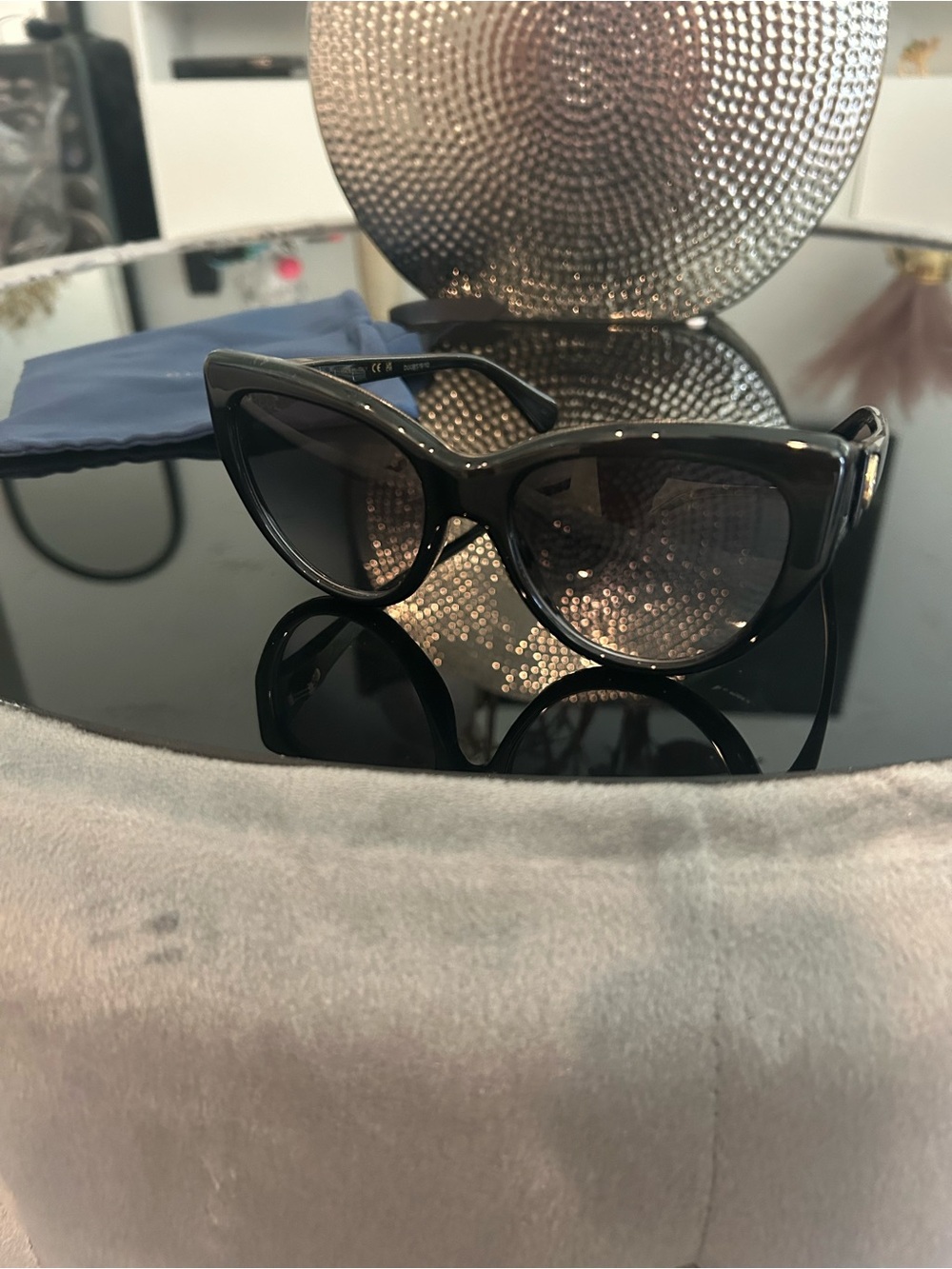 Gucci Black Cat-Eye Sunglasses - Picture 4 of 4
